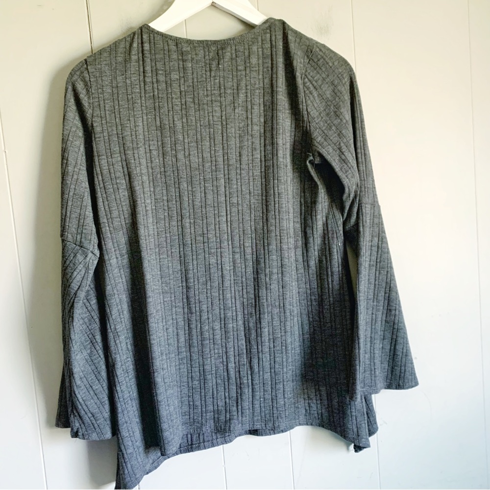 B DESIGN Ribbed Gray Criss Cross V neck Top S - Picture 2 of 3
